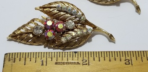 Vintage Modeschmuck ZWEIBLÄTTRIGE BROSCHEN Kunststein rosa & Strass fabelhaft - Bild 2 von 6