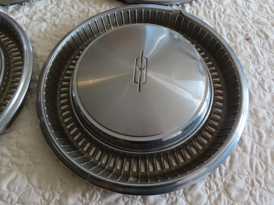 Juego de 4 CUBIERTAS DE RUEDA TAPACUBOS ACERO INOXIDABLE OLDSMOBILE 15" AÑOS 70 Foto 3 de 4