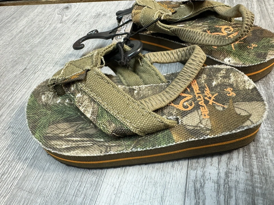 NEW Boy Toddler REAL-TREE Camo Flip Flops Sandals Size S (5/6) - Image 3 of 4