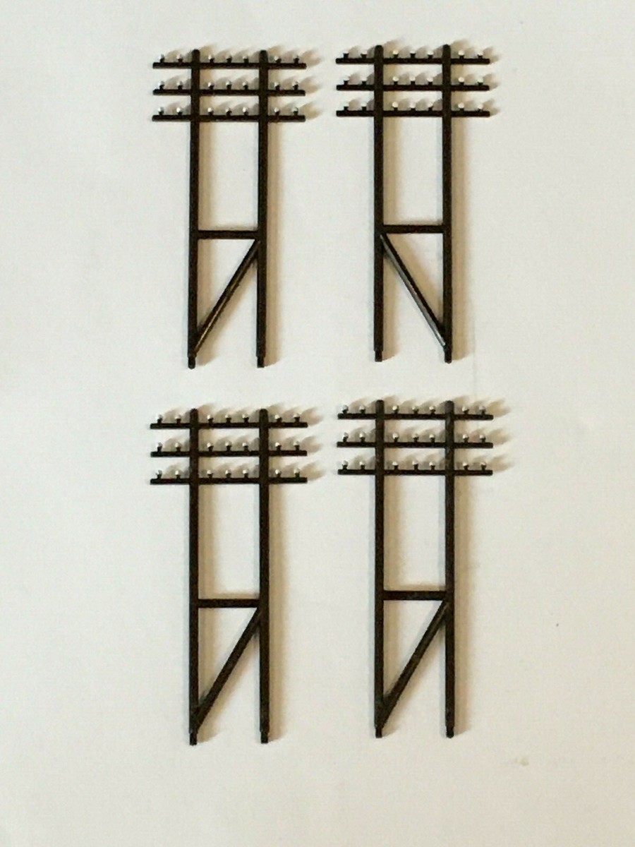 Un nouveau poteau télégraphique en bois avec des lignes de téléphone
