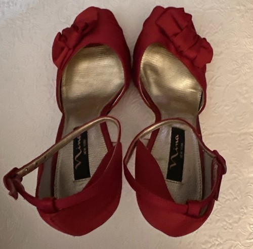 RED SATIN COVERED SHOES NINA OF NY 4” HIGH HEELS SEXY! RETRO ANKLE STRAPS SZ 9.5 - Image 1