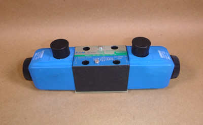 DG4V-3S-8C-VM-U-H5-61 Vickers Directional Control Valve 24 Vdc 100 Bar 1450 Psi