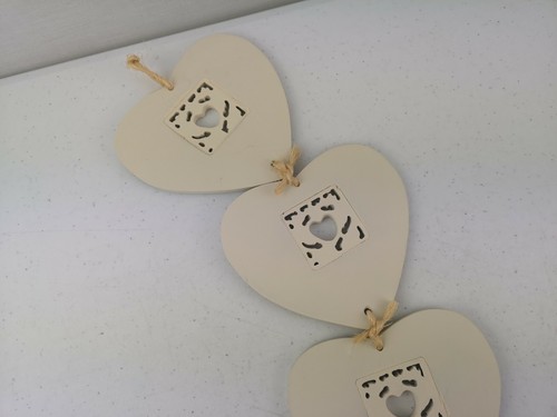 Decorazione Targa da Appendere a Parete Cuori in Legno Ritagliati - Bianco Off - 54 cm - Ottime Condizioni - Foto 5 di 6