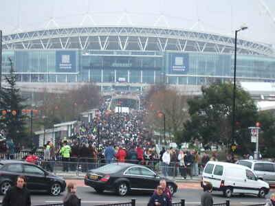 Foto 6x4 Menschenmenge in der Nähe des Wembley-Stadions Das erste offizielle Spiel mit p c2007