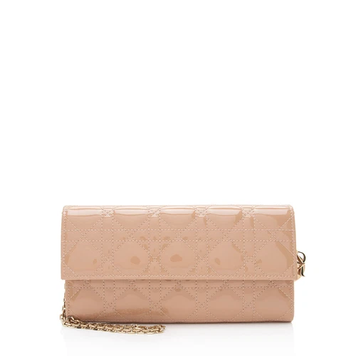 Portefeuille Dior en cuir verni Lady Dior sur chaîne