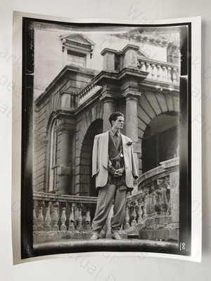 Mann Dandy Spiv Stil Anzug Herrenhaus Balkon Architektur um 1990 Foto