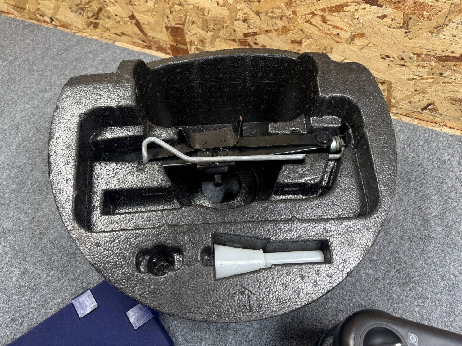 MASERATI GHIBLI M157 14-19 OEM SPARE TIRE AIR INFLATOR TOOL KIT HOLDER SET 60K