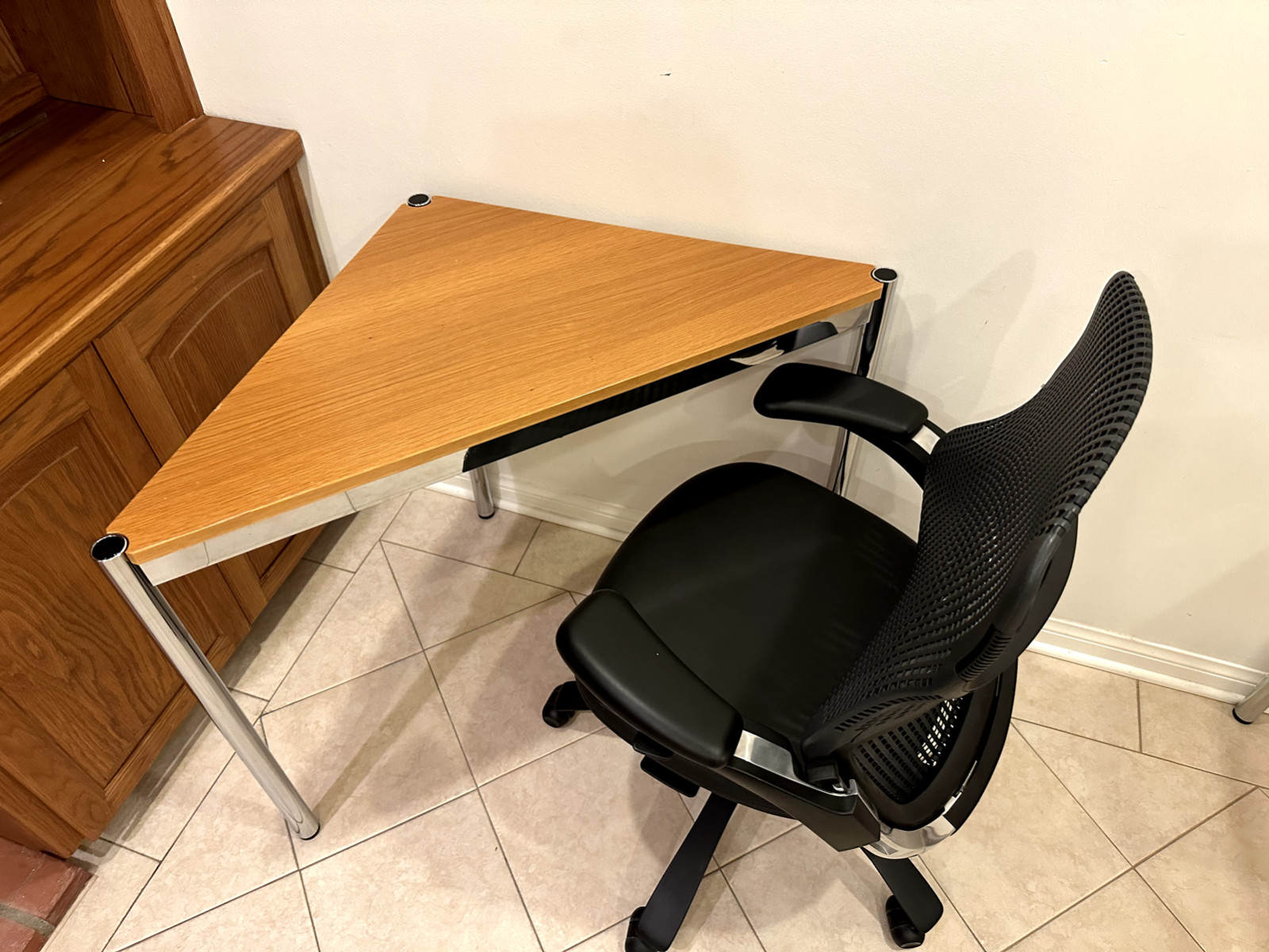 Authentic USM Haller corner  triangle table 30" x 30"