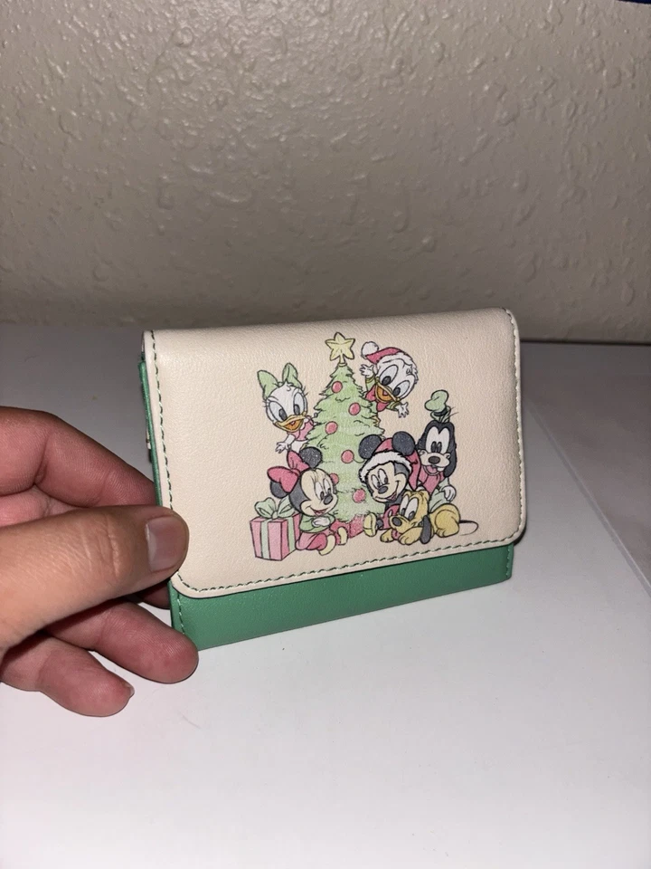 Cartera Disney Navidad Loungefly con Mickey y sus amigos verde menta Foto 2 de 4