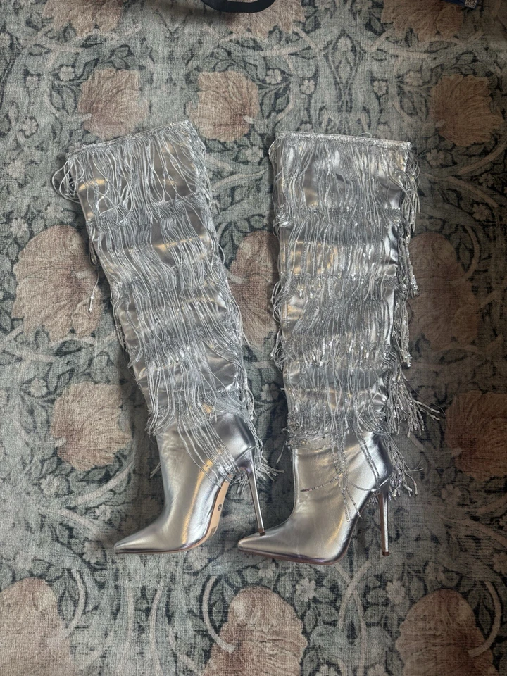 Botas hasta la rodilla AZALEA WANG metálicas plateadas con flecos de lentejuelas Foto 4 de 4