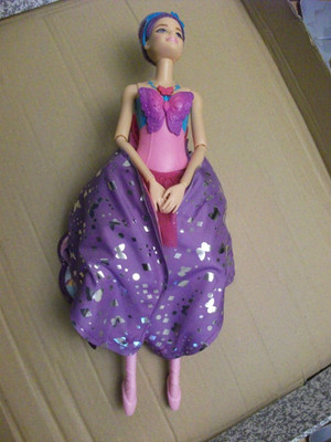 Barbie Tanz und Flatter Puppe mit 2 in 1 Verwandlung Tänzerin zum Schmetterling
