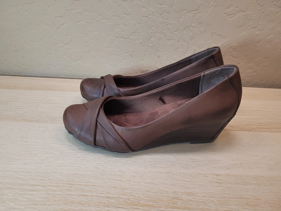 Zapatos de salón de cuña Baretraps para mujer 8,5 marrón usados en excelente estado Foto 2 de 4