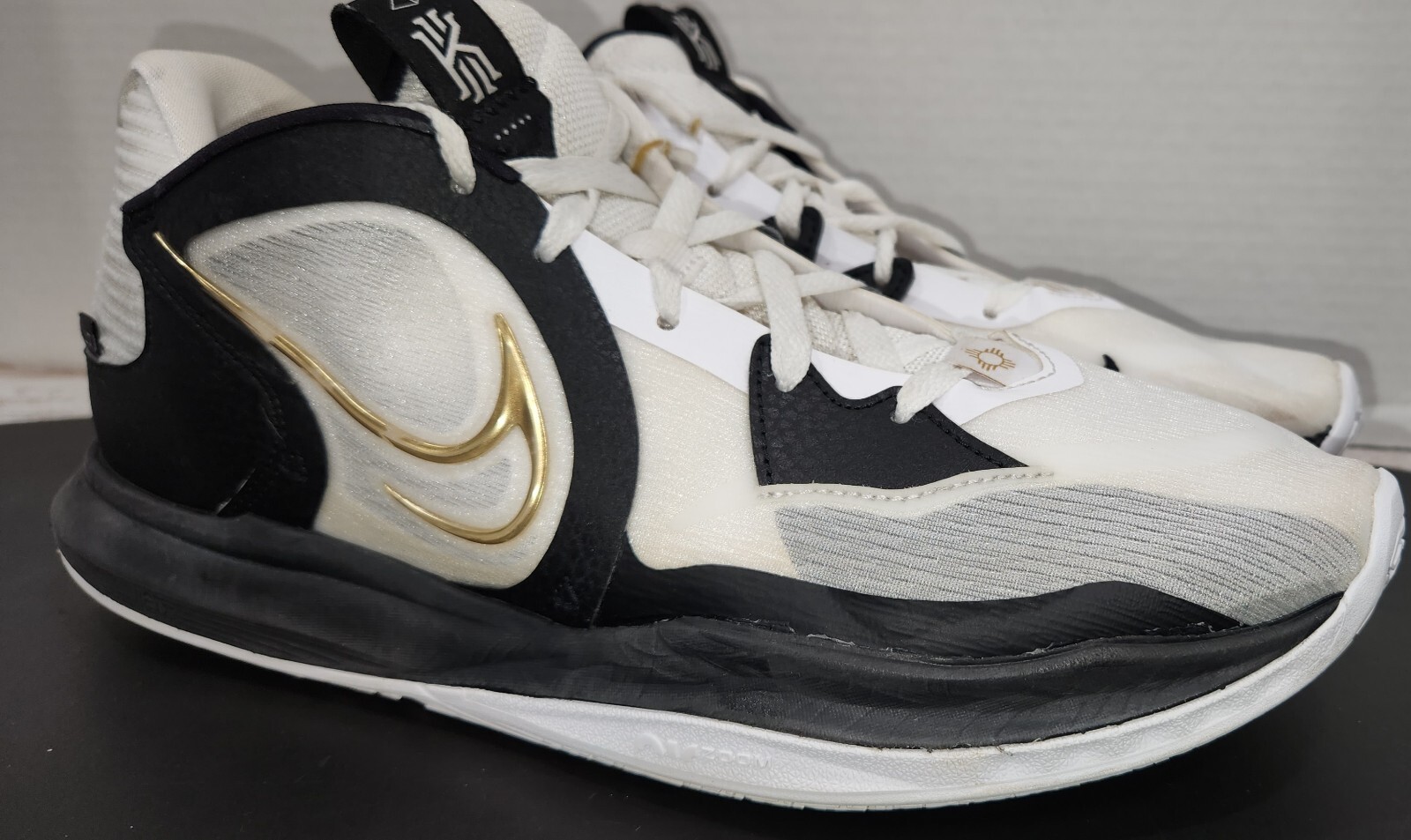 Nike Kyrie 5 Low White Metallic Gold Basketball Shoes Mens Size 10 DJ6012-101.