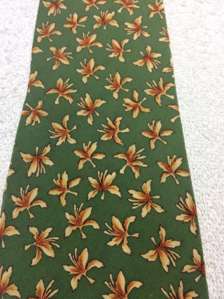 Gravata masculina J GARCIA VERDE COM PAISAGEM MARROM E BEGE COM OLHO 3,75 X 59 - Imagem 3 de 4