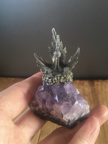 VINTAGE CANADIAN AMETHYST MAPLE LEAF CN RADIO TOWER CANADA ROMI WOLF ROCK ART - Picture 3 of 7
