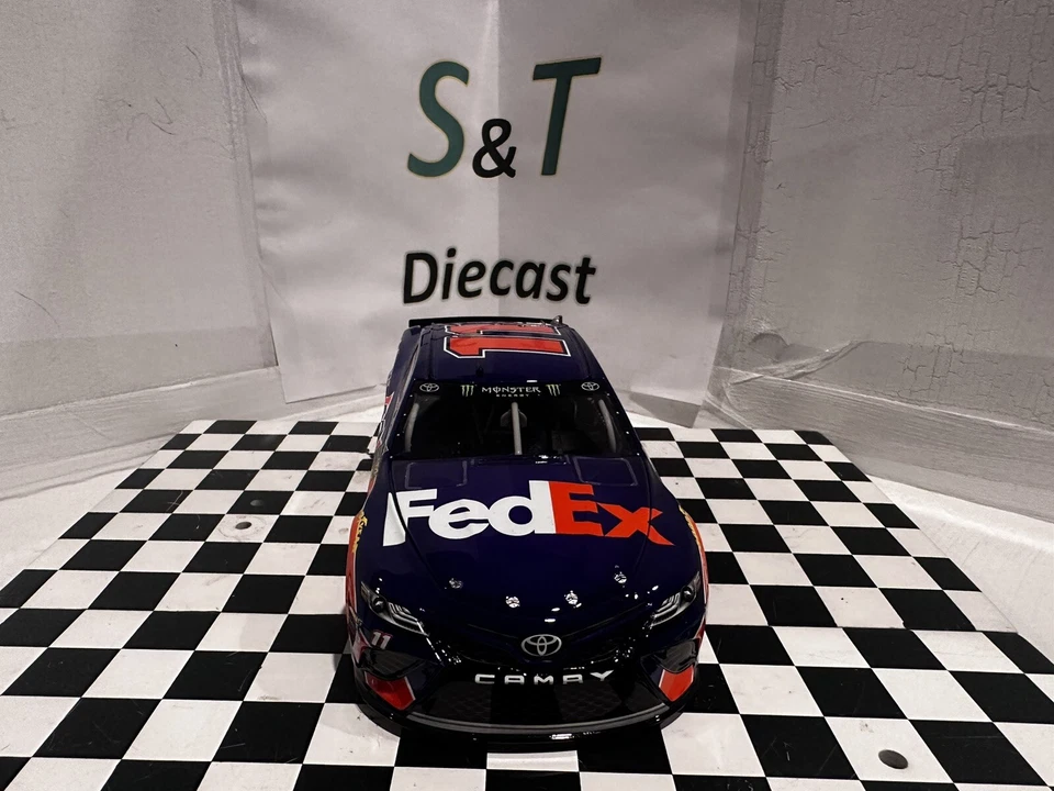 Denny Hamlin Joe Gibbs #11 2018 1/24 FedEx Express Toyota Camry Action Foto 3 de 4