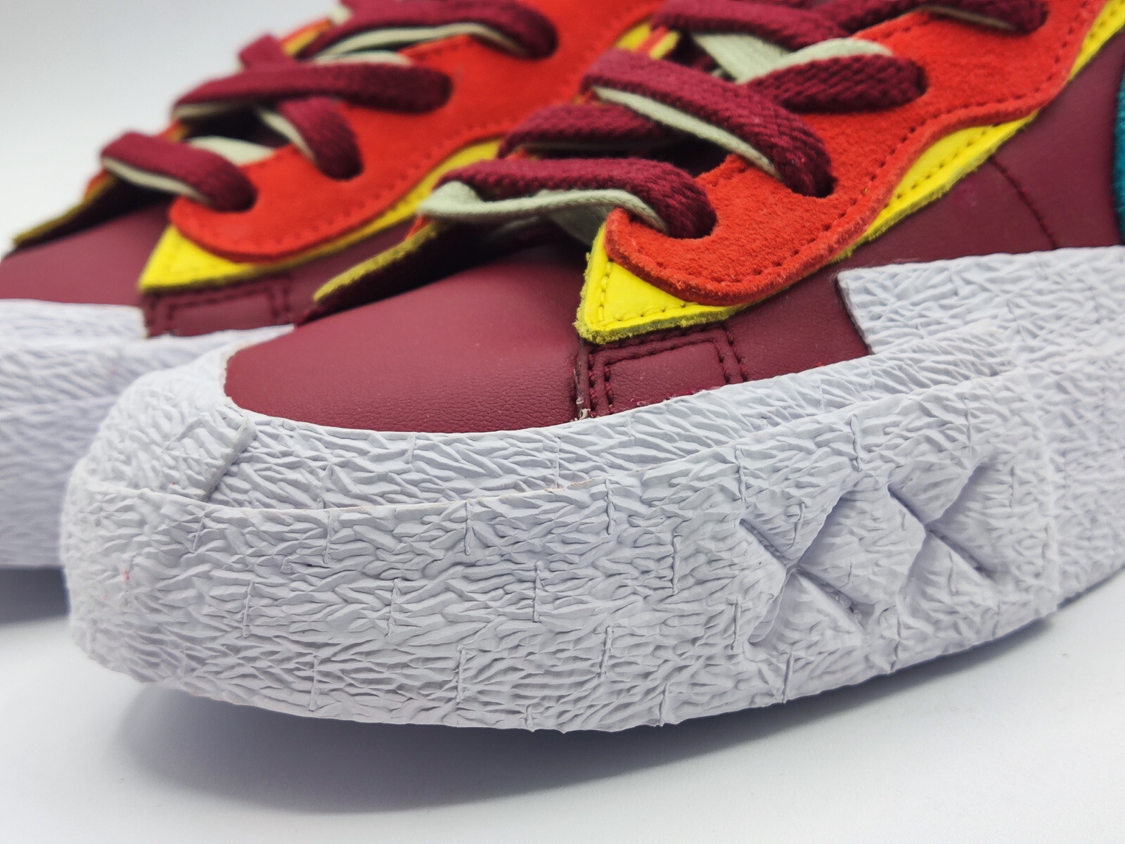 Blazer basso ""Rosso squadra"" da uomo Kaws x Sacai x Nike taglia 8 a mano