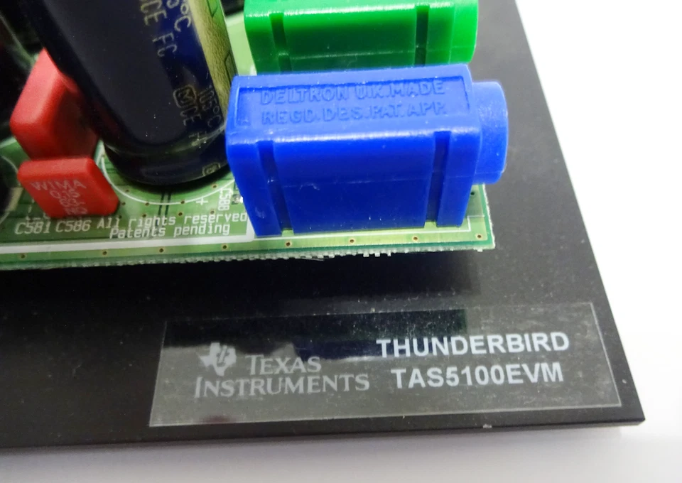 Placa de evaluación de señal analógica y mixta Texas Instruments Thunderbird TAS5100EVM Foto 2 de 4