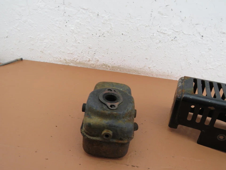 Silenciador y protector Craftsman 636.795456 Brushwacker String Trimmer OEM Foto 2 de 4