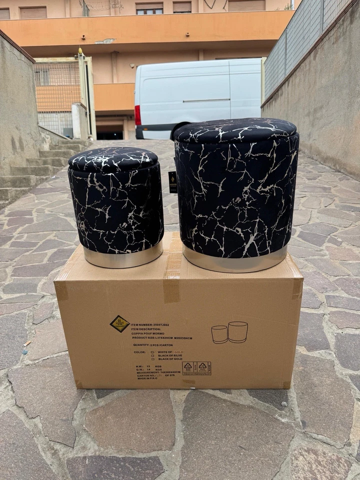 Set di 2 pouf portaoggetti Marmo Rotondo Imbottito Nero Con Dettaglio Argento - Immagine 3 di 4