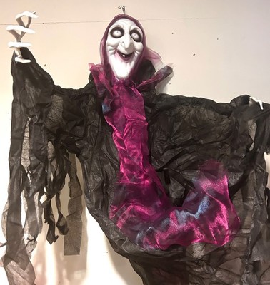 Große Hexe Halloween Deko mit Licht und Ton Übergabe 1,3m lang
