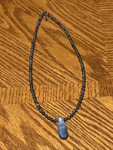 Collar de cuentas de labradorita y plata de ley hecho a mano con gran lágrima de cianita - Imagen 11 de 14