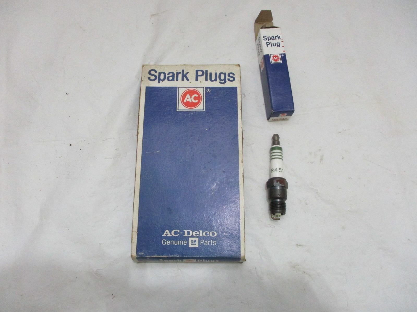 New Genuine GM AC Delco Spark Plugs R45TS SET OF 8 Green Stripe Please Read