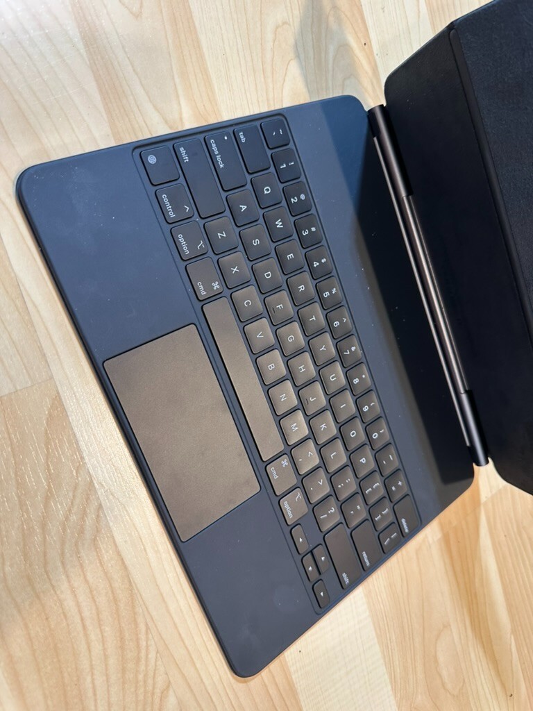 【美品】Apple Magic Keyboard iPad Pro A1998 APPLE MAGIC KEYBOARD A1998 IPAD PRO 12.9