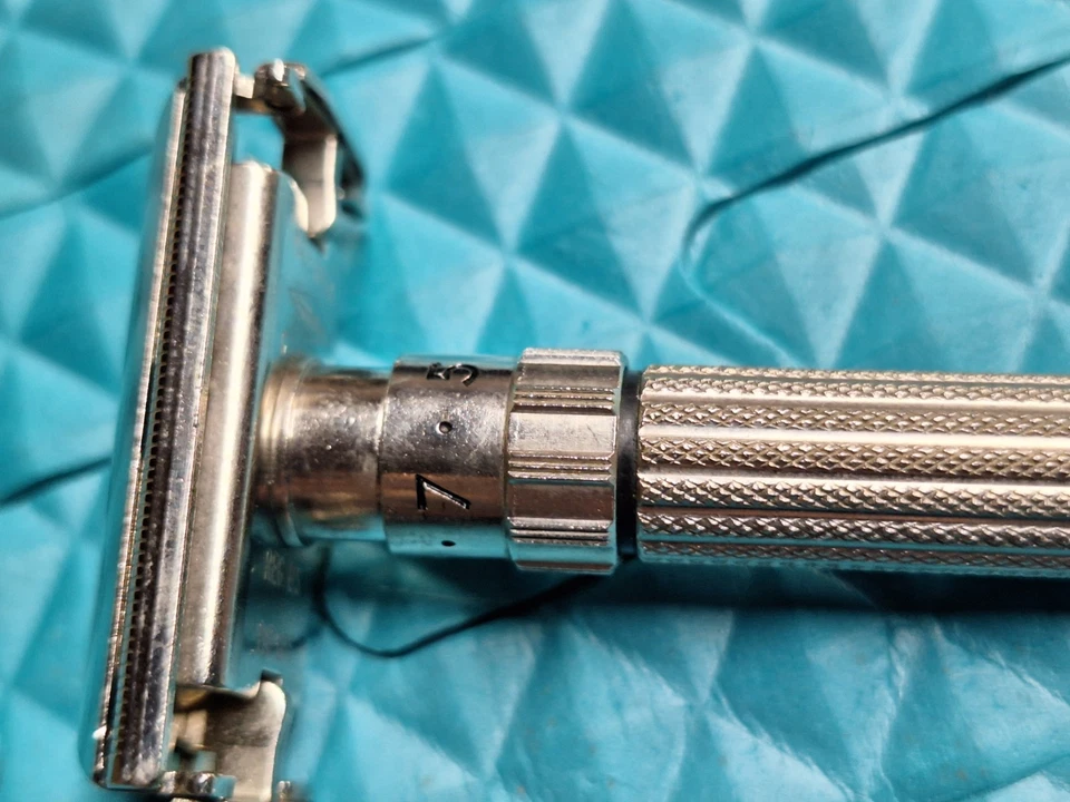 🔥🔥 1961 Gillette "Fatboy" Adjustable Razor NEVER USED NOS 🔥🔥 - Image 4 of 4