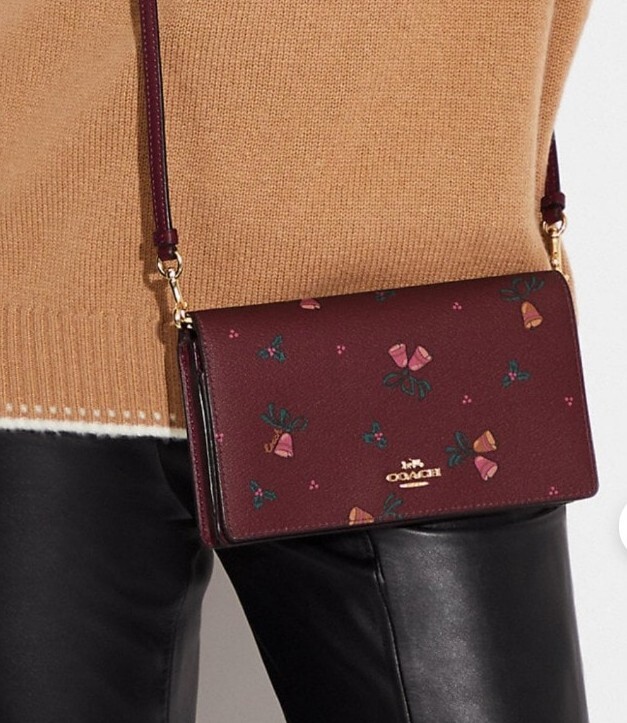 Bolso bandolera plegable Coach Anna con estampado navideño color vino nuevo con etiquetas