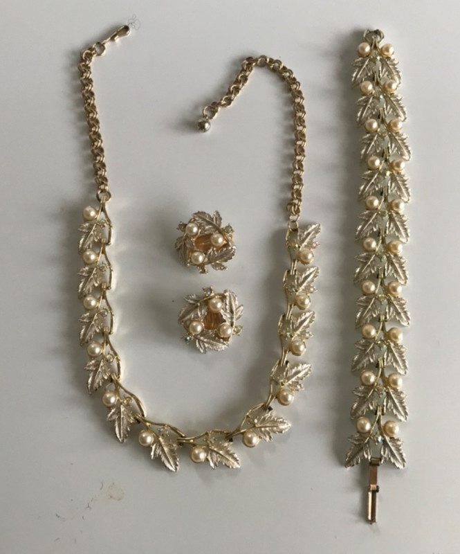 JUDY LEE Vintage NECKLACE, BRACELET & CLIP ON EARRINGS Set PEARLS, BOREALIS BEAD
