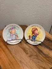 VINTAGE SET OF 2 1981-1982 AVON MOTHERS DAY COLLECTION PLATES