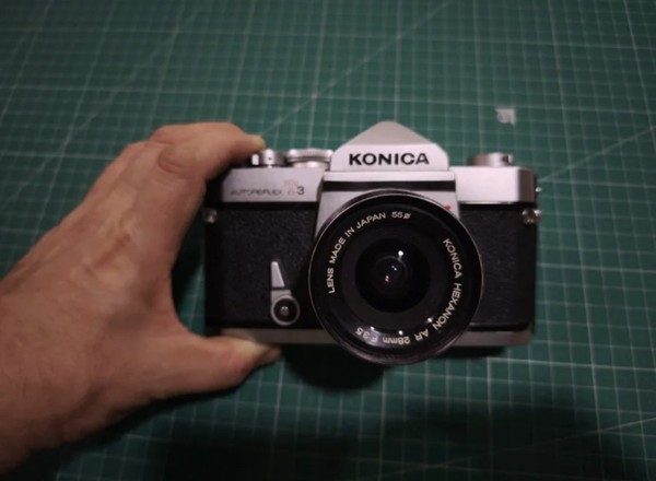Konica Autoreflex T3N + Hexanon AR 28mm F3,5 + funda negra