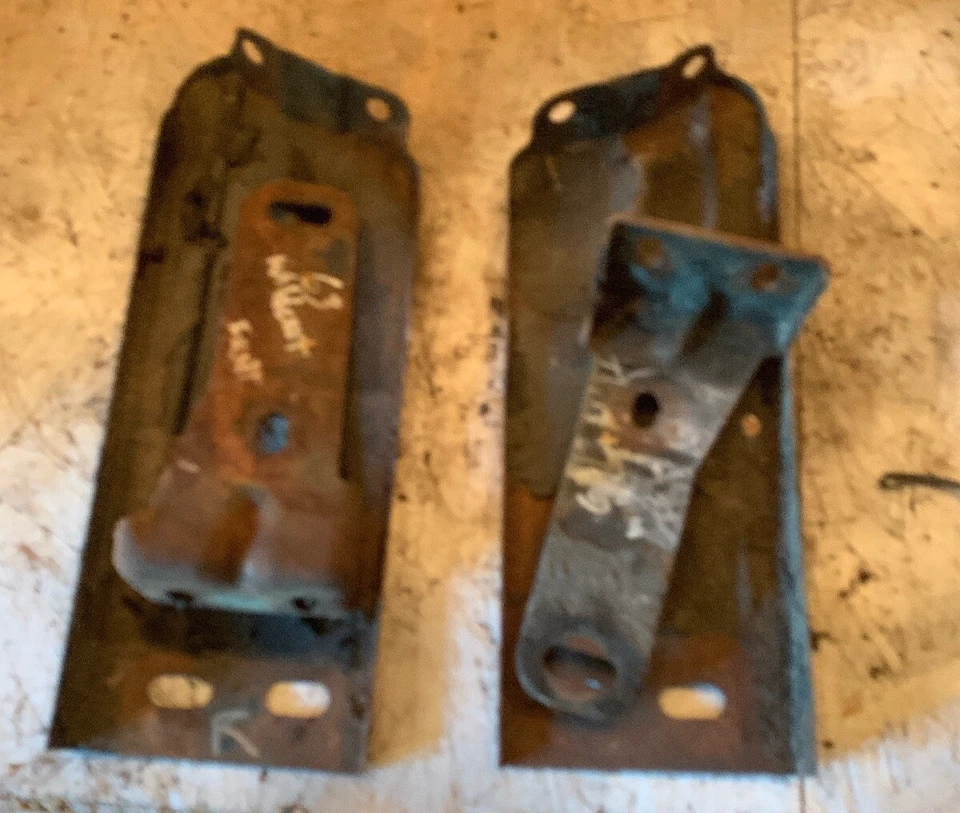 Soportes de parachoques delanteros usados OEM GM Buick Wildcat 1963 Foto 2 de 4