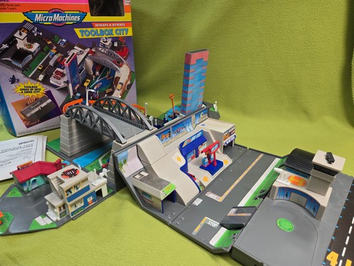 1996 Micro Machine Hiways & Byways Toolbox City mit Box & Anleitung - ohne Autos