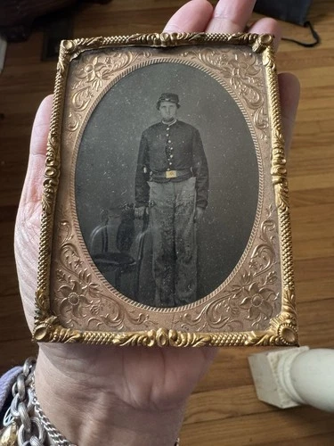 CIVIL WAR Union Soldier Tintype Photo Sixth Plate Weapons Historical 2 Cent