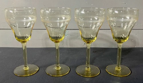 Beautiful Vtg Set Of 4 Elegant Etched Yellow Depression Glass 7-1/4” Wine Goblet