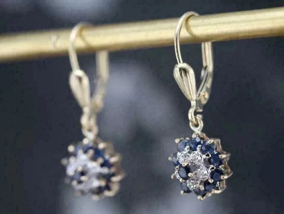 Pendientes colgantes colgantes de zafiro simulado de 2 quilates chapados en oro amarillo de 14 quilates Foto 4 de 4