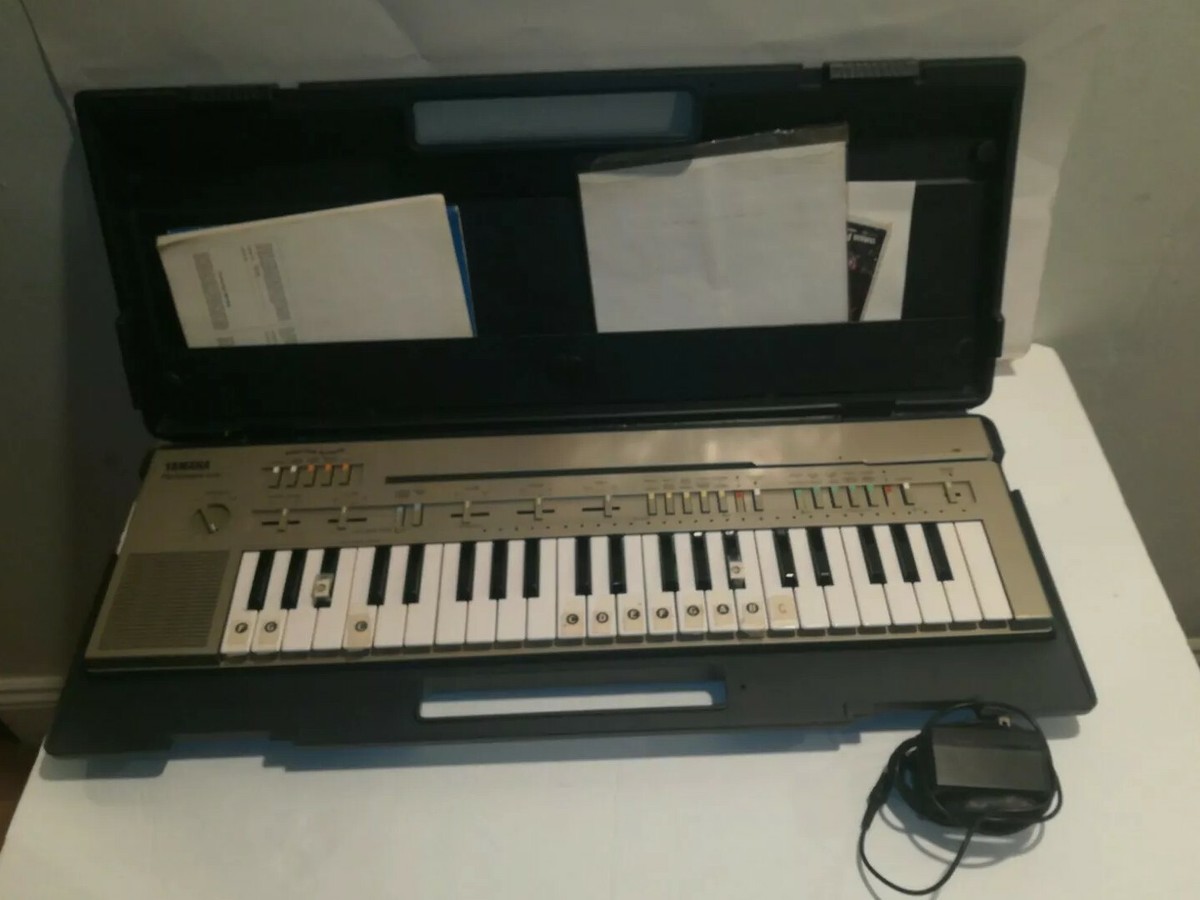 YAMAHA PortaSound PC-100 keyboard With Music Lessons Case