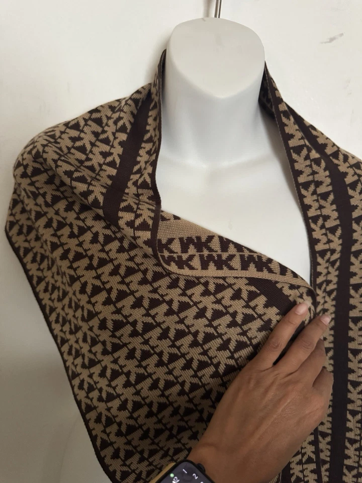 NUEVO MICHAEL KORS Mujer Bufanda Tejida MK Logo Monograma Marrón $58 Nuevo con Etiquetas Foto 3 de 4