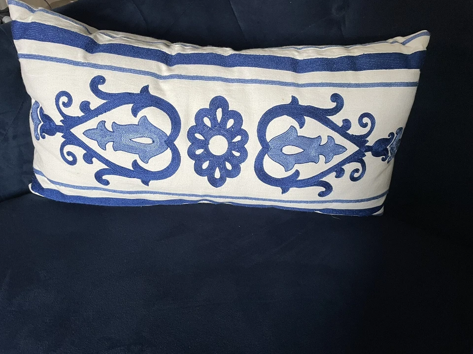 Синяя и белая белая вышитая подушка с цветочным рисунком - Изображение 2 из 4