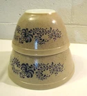 Vintage Pyrex Homestead Mixing Bowls 401 & 402. READ
