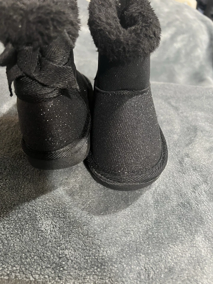 Botas negras para niñas pequeñas talla 5 zapatos sin cordones botines brillantes piel sintética sin caja Foto 2 de 3