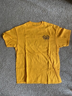 Fresh Vibes Good Friends Bad Habits T-shirt size L