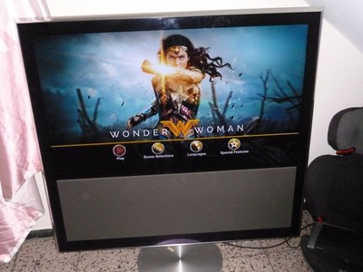 Bang & Olufsen Beovision 10-46 mit Motorstandfuss und Bedienanleitung sowie Fern
