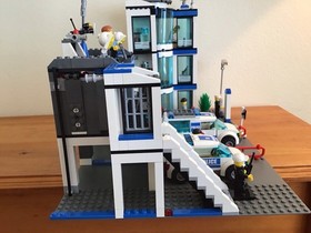 LEGO City Police Station 7498 100% Complete W/ Instructions Minifigs  No Box.