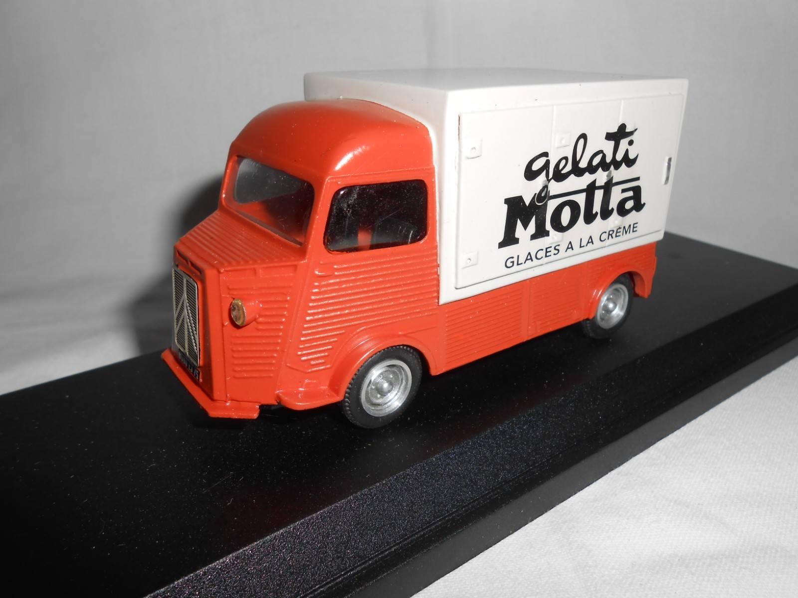 Fourgon Citroën Type HY Glaces Motta au 1/43 pour diorama vintage et vitrine rétro