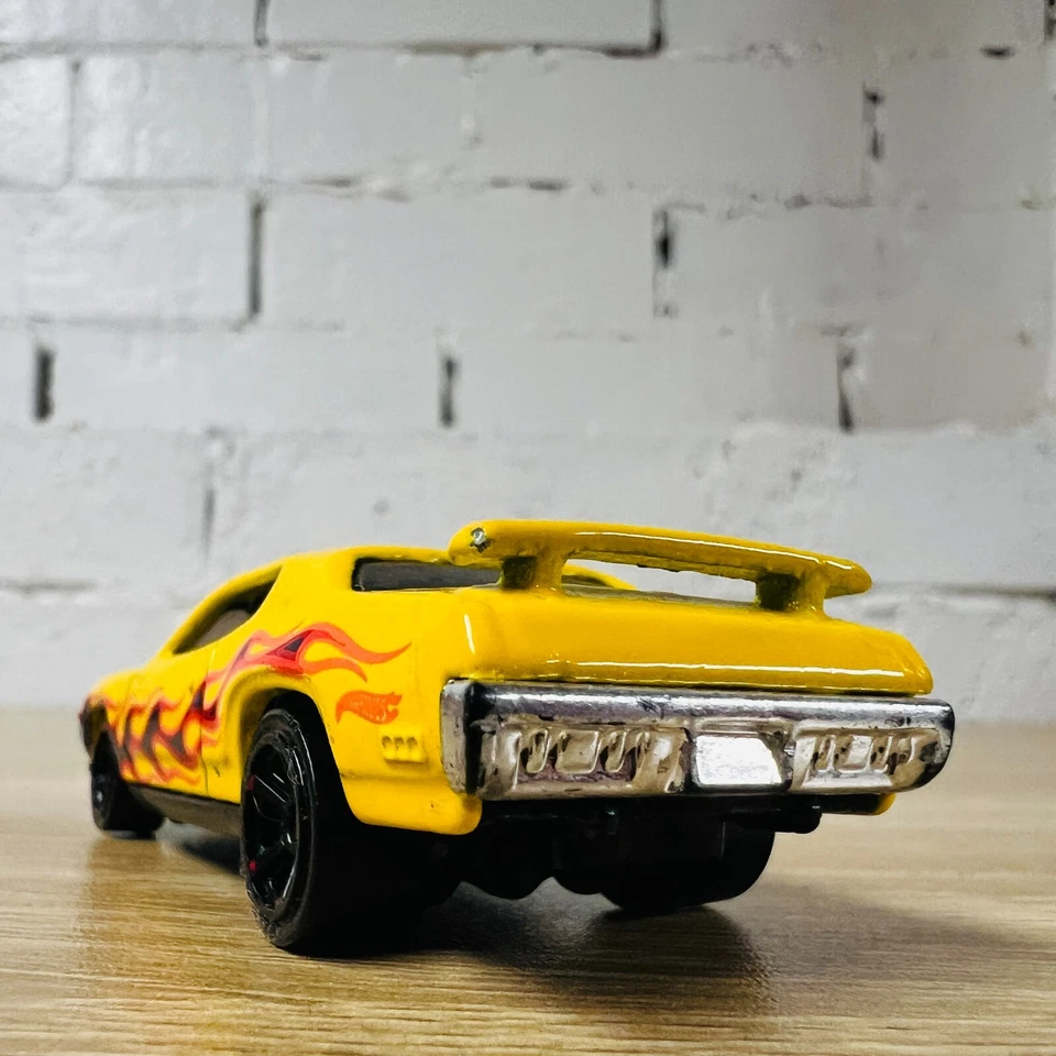 71 Plymouth Road Runner Amarillo Negro Llamas 2013 HW Showroom Heat Fleet Foto 4 de 4