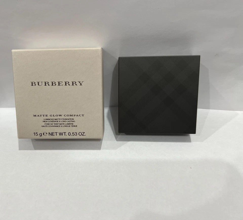 Burberry Matte Glow Compact Luminous Matte Foundation New--No. 40 Light Neutral - Image 3 of 4