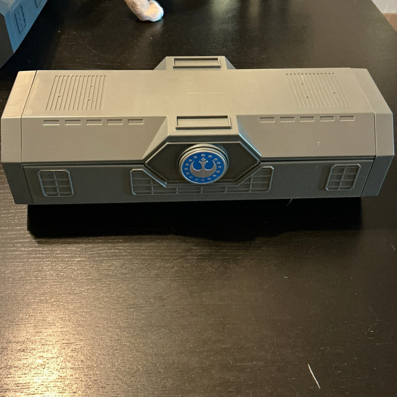 Disney Star Wars: Galaxy's Edge Leia Organa Legacy Lightsaber Hilt w/ Case